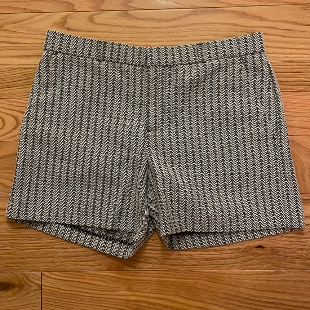 Excellent Condition Banana Republic Blue and White Patterned Shorts